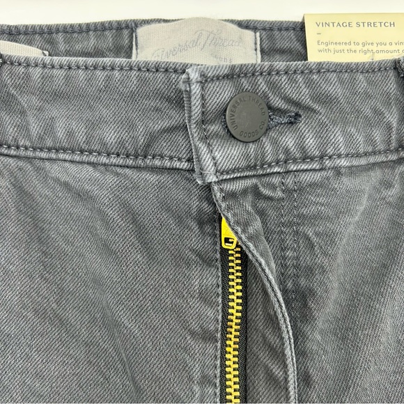 Women’s Universal Thread High-Rise Vintage Midi Jean Shorts in the Size 14R - Picture 7 of 9